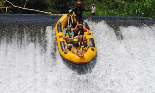 Viajes en balsa en Rendang, Indonesia