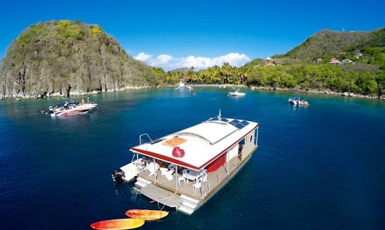 カリブ海フランス領西インド諸島のグアドループ島でのハウスボートスリープアボード