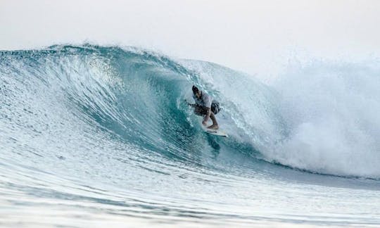 Aulas de surf na Indonésia