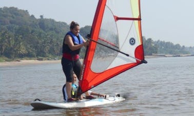 Lección de windsurf de 150 minutos: inicio del curso Grand Hyatt Goa, Bambolim Beach