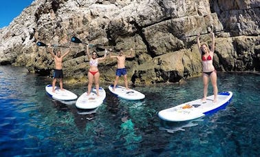 Passeio de stand up paddle em Ciutadella de Menorca, Espanha