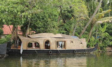 Recorrido de 5 horas por Alleppey Backwater a bordo de una lujosa casa flotante para 10 personas