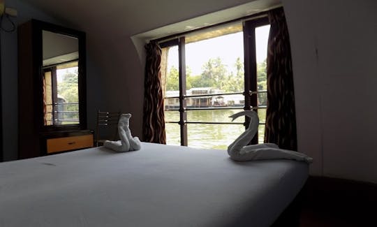 Houseboat Bedroom and glass window to enjoy outer view of backwaters