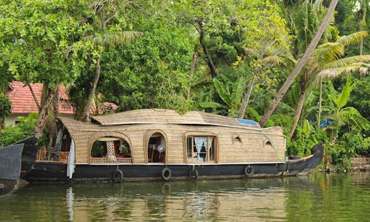Deluxe Overnight Houseboat Tour at Alleppey