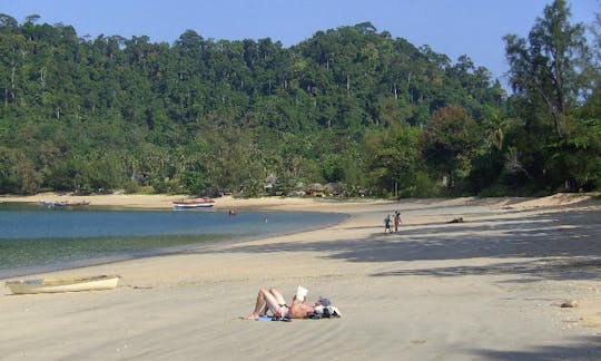 Location de yacht à moteur sur l'île de Koh Phayam, Ranong, Thaïlande