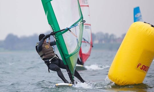 Aprenda windsurf em Varamon, Suécia