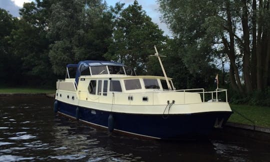 34' Kingfisher Delos 1430 Motor Yacht Charter in IJsselstein