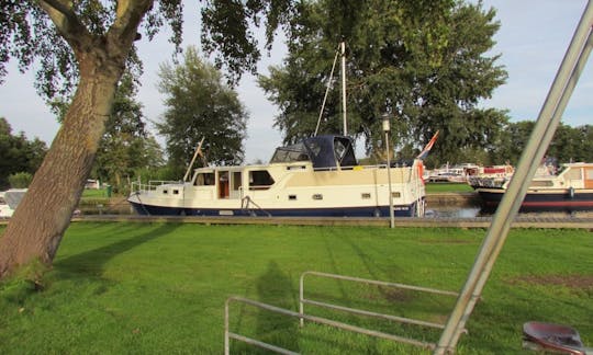 34' Kingfisher Delos 1430 Motor Yacht Charter in IJsselstein