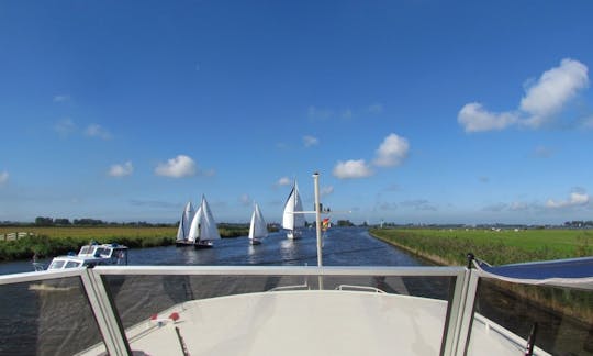 34' Kingfisher Delos 1430 Motor Yacht Charter in IJsselstein