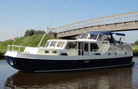 34' Kingfisher Delos 1430 Motor Yacht Charter in IJsselstein