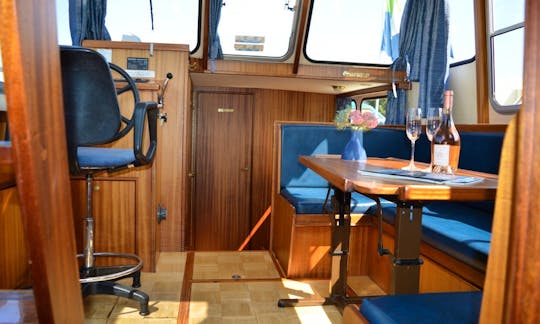 32' Rogger 1000 Salon "Mantelmeeuw" Yacht Charter in IJsselstein