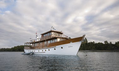 Yacht à moteur traditionnel en bois à Dalcahue, en Patagonie septentrionale chilienne.