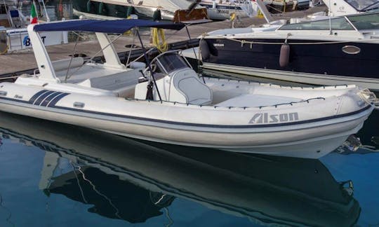 イタリアのポルトフィーノで8人分のAlson 750 RIBをレンタル