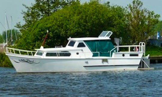 31' Motor Yacht "White Pearl" Rental in Akkrum