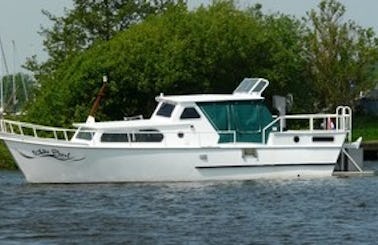 31' Motor Yacht "White Pearl" Rental in Akkrum