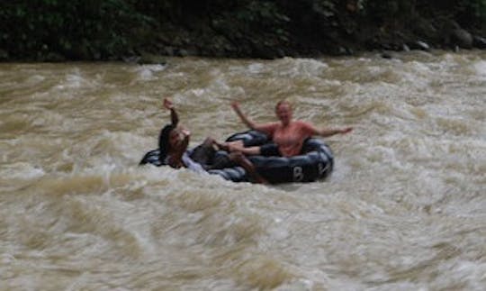 Passeios de boia fluvial em Medan, Indonésia