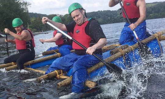 Edificio abierto para practicar piragüismo, kayak y balsas, en el área de Coniston del Distrito de los Lagos