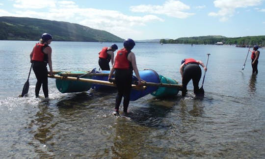 Edificio abierto para practicar piragüismo, kayak y balsas, en el área de Coniston del Distrito de los Lagos