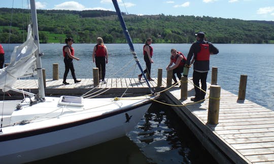 Edificio abierto para practicar piragüismo, kayak y balsas, en el área de Coniston del Distrito de los Lagos