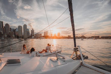 Catamaran élégant de 43 pieds : découvrez le port de Boston avec style ! 