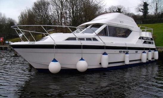 Relaxing River Cruise On 31ft Motor Cruiser