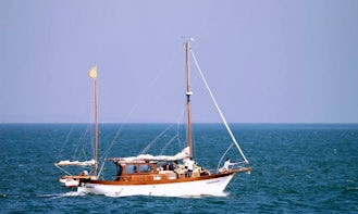 Cruising Setúbal on “Cachondo” Sailing Yacht