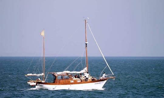 Cruising in Setúbal with “Cachondo” Motorsailer