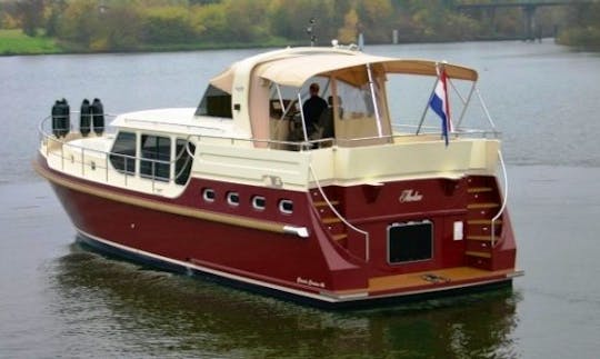 Charter 46' Motor Yacht in Tholen, Zeeland
