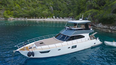 Brand new luxury motor yacht with a capacity of 6 people in Fethiye/Gocek (2023)