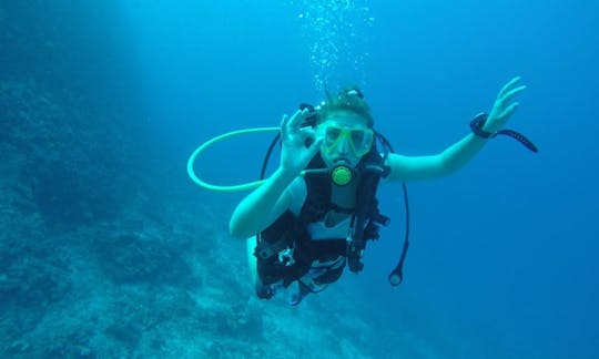 Disfruta de los cursos de buceo en Velidhoo, Maldivas