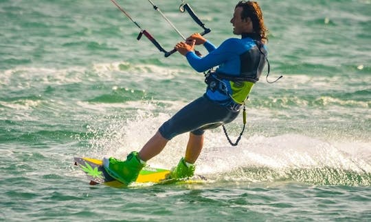 スペインのフェルテベントゥラ島でカイトサーフィンレッスンをお楽しみください