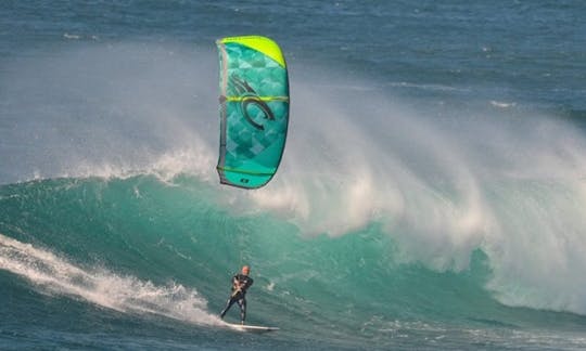 スペインのフェルテベントゥラ島でカイトサーフィンレッスンをお楽しみください