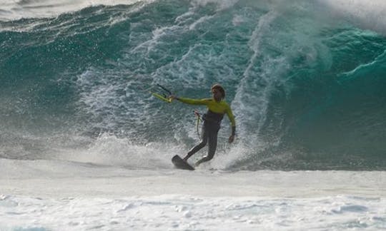 スペインのフェルテベントゥラ島でカイトサーフィンレッスンをお楽しみください