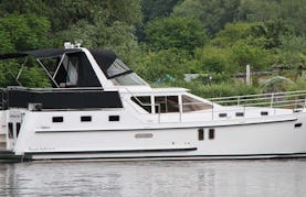 Charter 41' Motor Yacht with 2 Double Cabins in Brandenburg, Germany