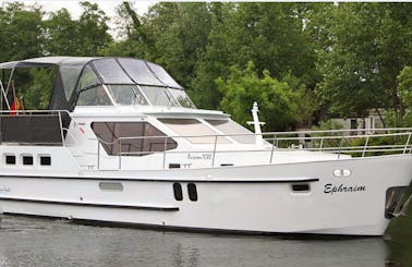 35' Motor Yacht with 2 Double Berths in Brandenburg, Germany