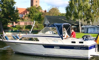 Charter 30' Motor Yacht in Brandenburg, Germany