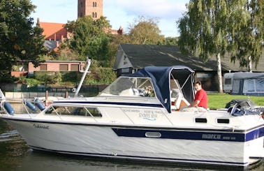 Charter 30' Motor Yacht in Brandenburg, Germany