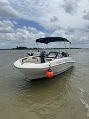 Bateau Bayliner amusant facile à conduire. VR 5 