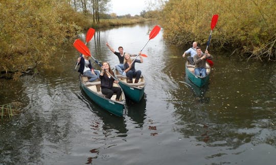 Viagens divertidas de canoa em Drimmelen, Holanda