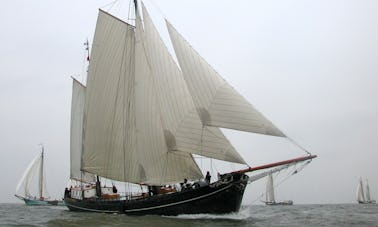 Aldebaran una goleta de vela Aldebaran de 118 pies de eslora en Harlingen, Países Bajos