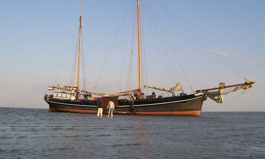 Aldebaran una goleta de vela Aldebaran de 118 pies de eslora en Harlingen, Países Bajos