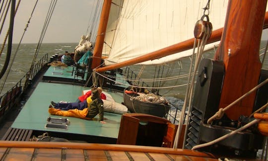 Aldebaran una goleta de vela Aldebaran de 118 pies de eslora en Harlingen, Países Bajos