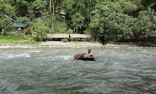 Passeios de boia fluvial em Medan, Indonésia