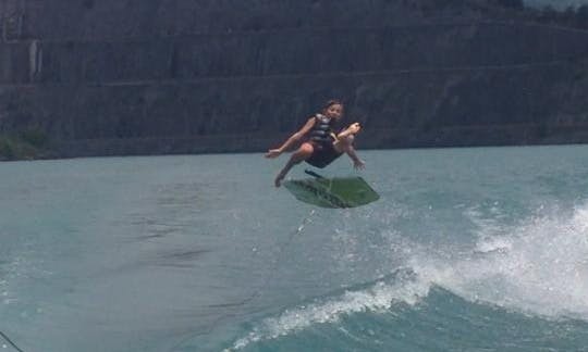 Disfruta de clases de wakeboard en la playa de Monastiri, Paros