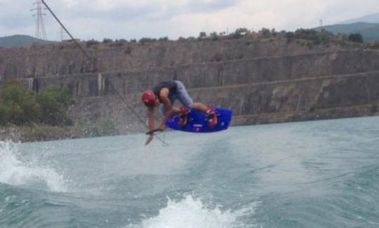 Disfruta de clases de wakeboard en la playa de Monastiri, Paros