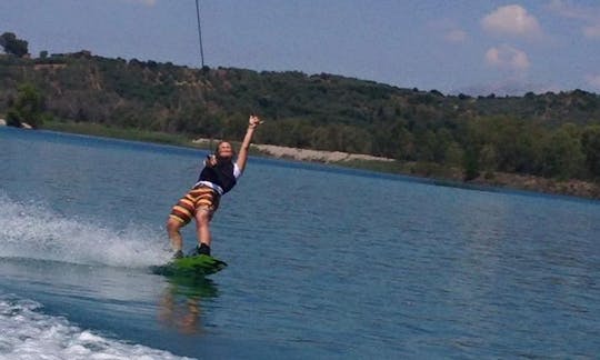 Disfruta de clases de wakeboard en la playa de Monastiri, Paros