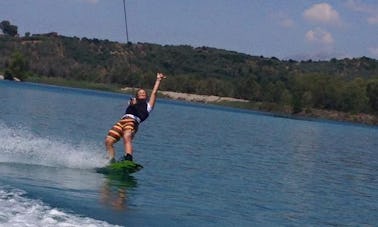 Disfruta de clases de wakeboard en la playa de Monastiri, Paros