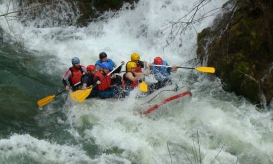 Canotaje en el río Korana en Slunj, Croacia