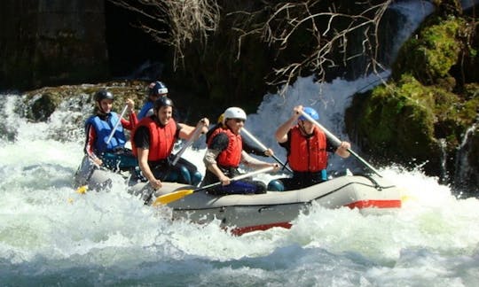 Canotaje en el río Korana en Slunj, Croacia