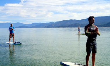 Yoga sur planche à pagaie à South Lake Tahoe